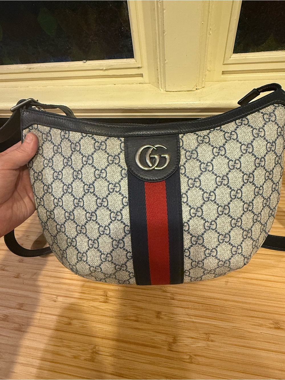 authentic Gucci Beige GG Supreme Canvas Crossbody with Red & Blue Stripe - Picture 4 of 12